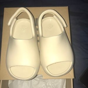 Authentic toddler yeezy slides size 6
